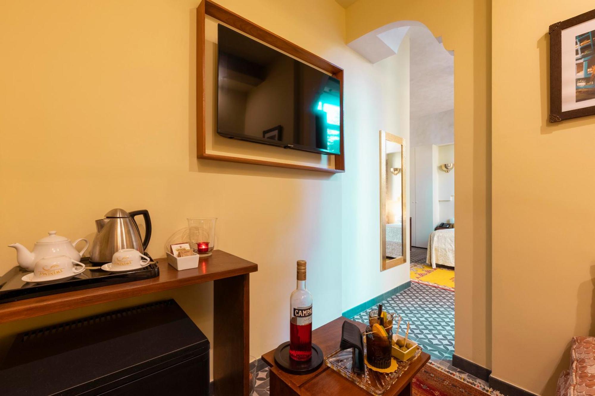 Palm Gallery Hotel