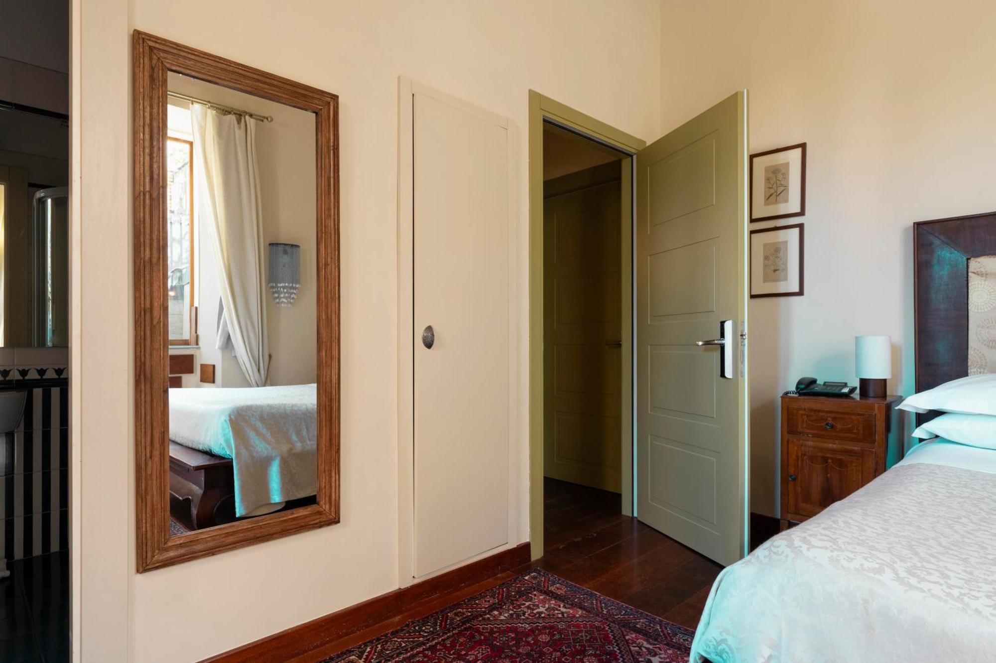 Hotel Palm Gallery