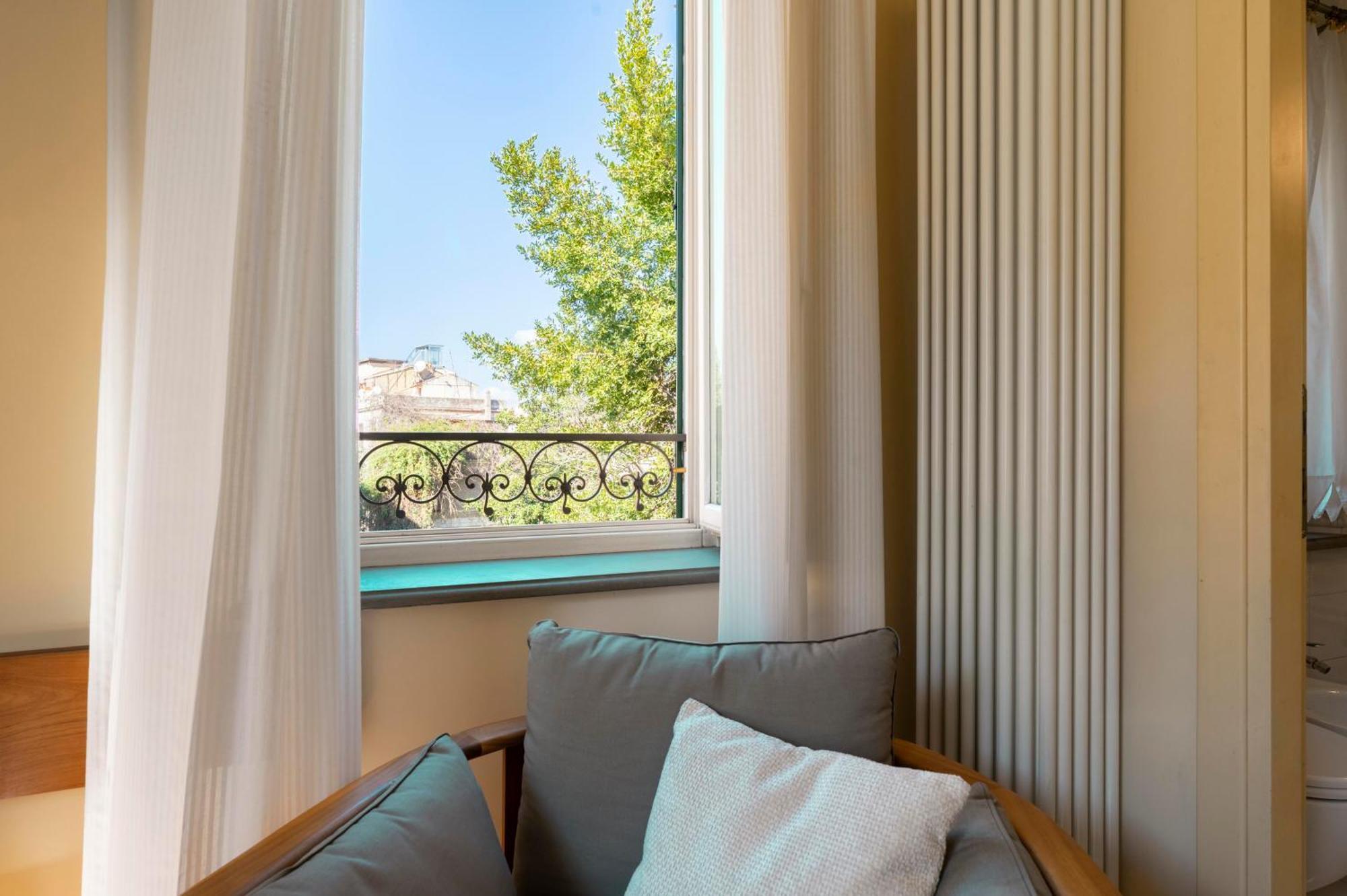 Palm Gallery Hotel